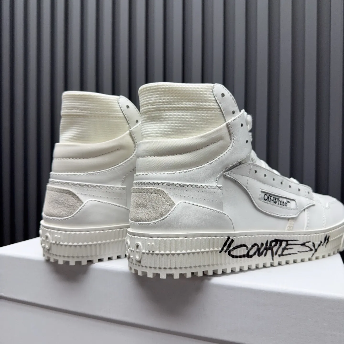 Men's shoes💰740 OFF WHITE ⚡️Couple style⚡️The latest spring style street casual shoes, released with the highest quality version on the market👊Series original mold opening, original lasting, production technology 1:1 original version➰🔜The best choice for more and more celebrities and Internet celebrities🔸In the classics Changes in the code🔸Innovate in the trend🔸Strive to break away from the shackles of bad street design🔝Although he is not the originator of fashion design, he is definitely a shining dark horse in avant-garde design🐴🆙Do not follow the trend🔅Not universal beauty🔅 Fabric💯First-layer cowhide Lining💯Imported skin-friendly and environmentally friendly polyester mesh Foot pads💯Original molded high-elastic environmentally friendly molding pads Midsole💯Made with original last-last technology Outsole💯Rubber outsole Packaging💯Official website synchronizes full set of packaging (brand wrapping paper, brand certificate, brand cloth bag) Code numbers 35-44, 45 46 Customized